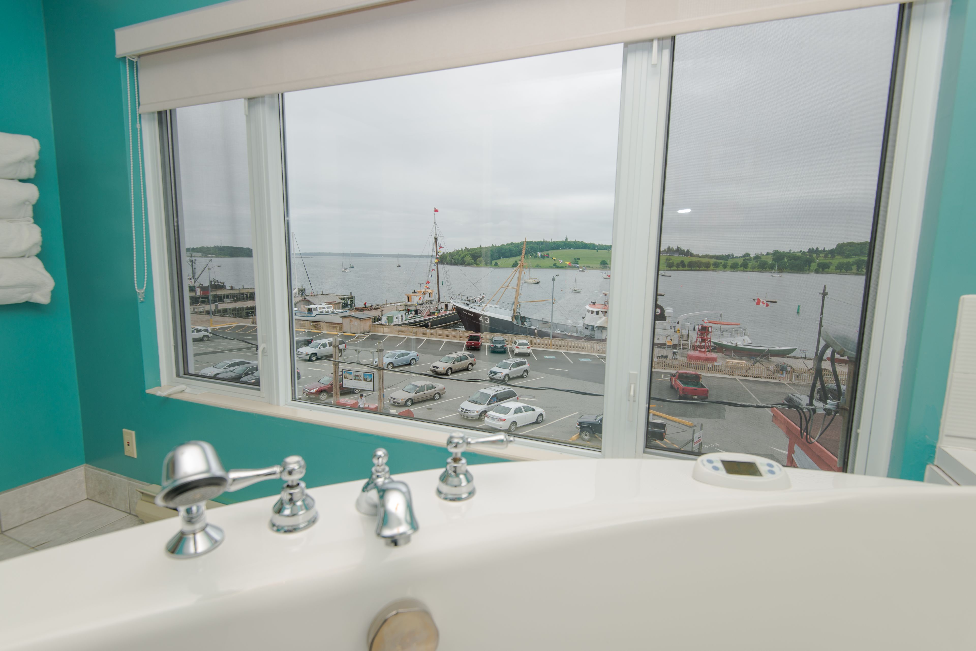 room #4- romance- queen with hot  tub & ocean view  | deep-soaking bathtub