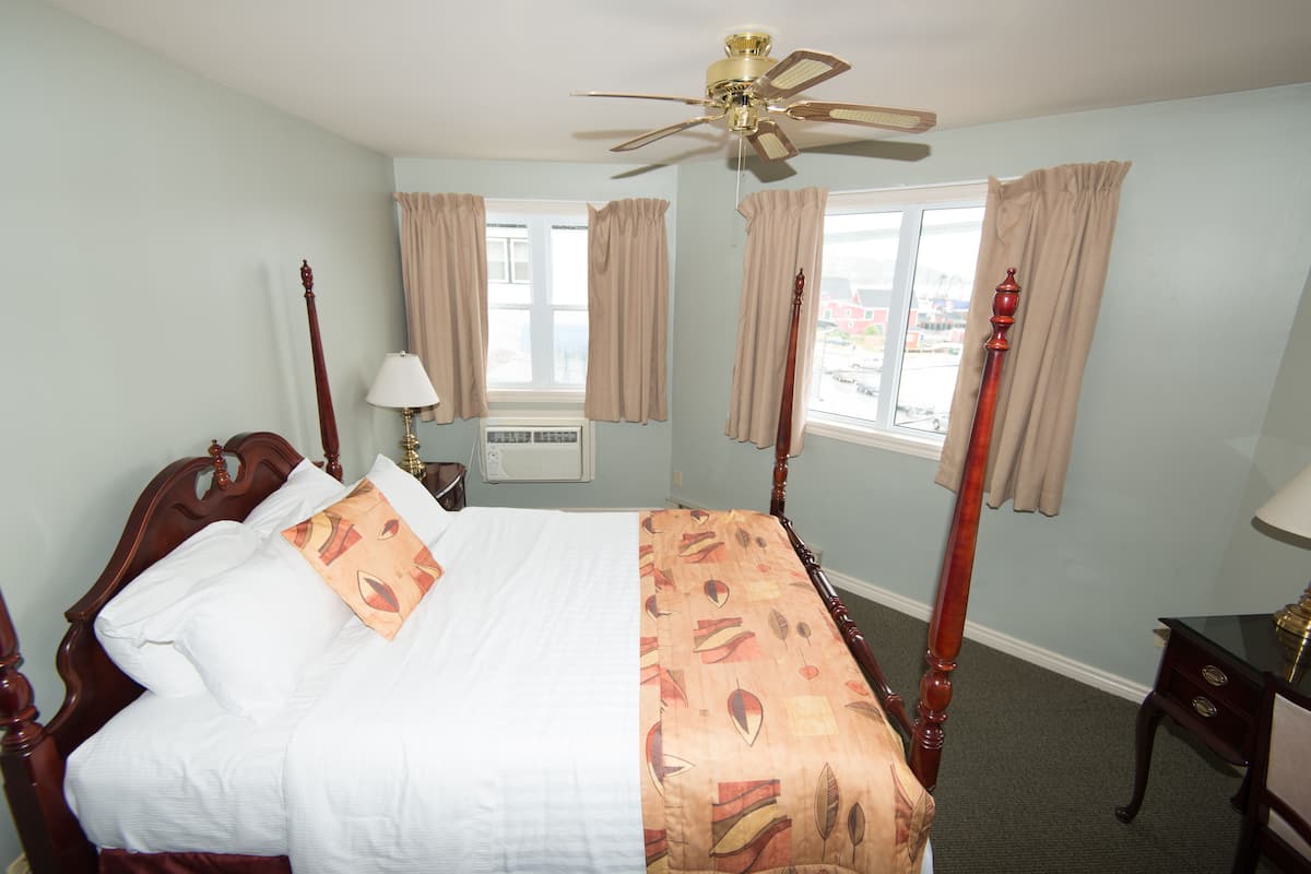 Desk, laptop workspace, iron/ironing board, WiFi (free)