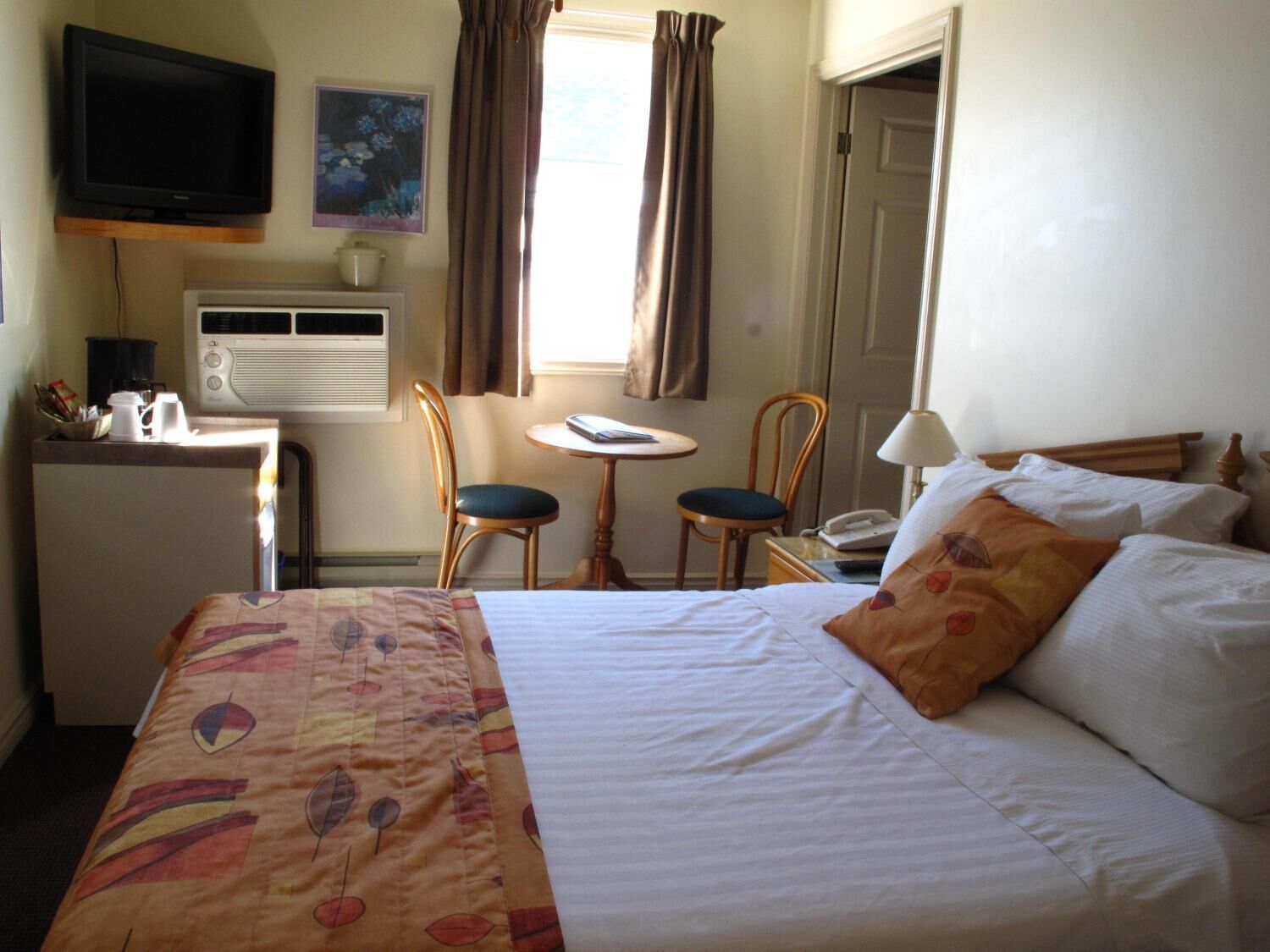 desk, laptop workspace, iron/ironing board, free wifi