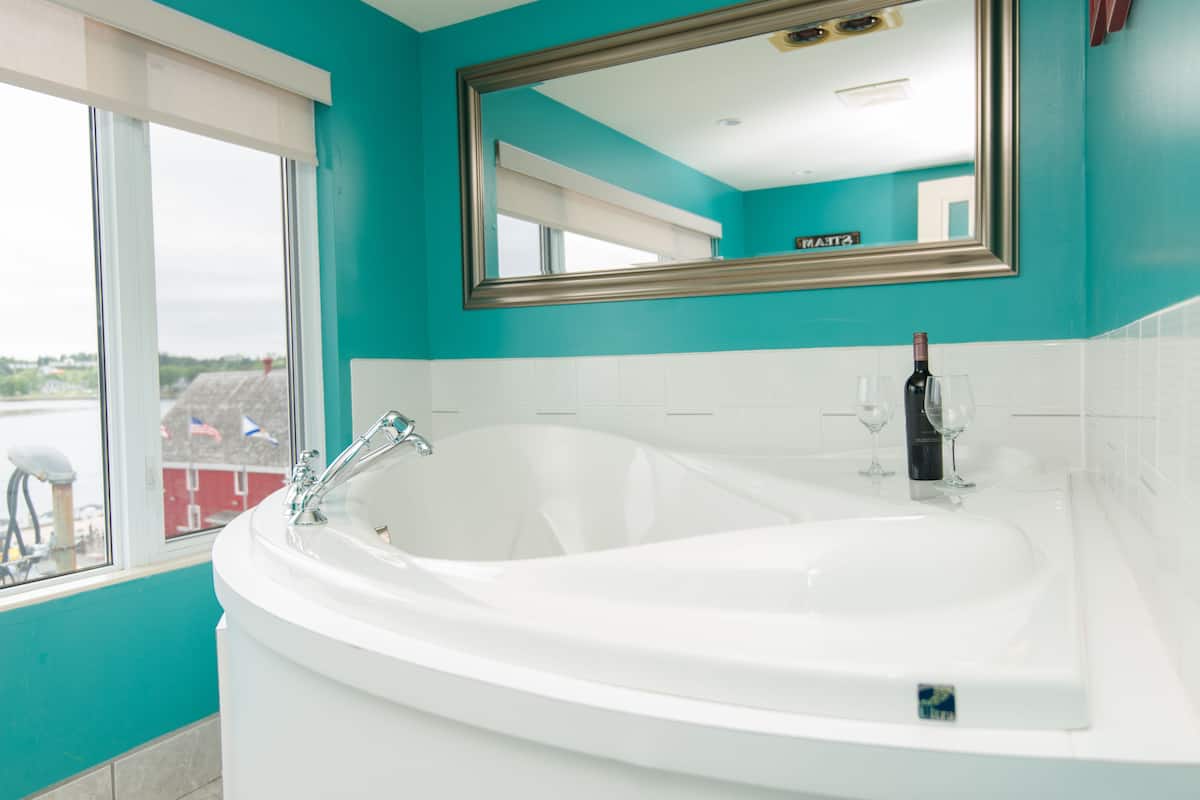 Deep soaking bathtub
