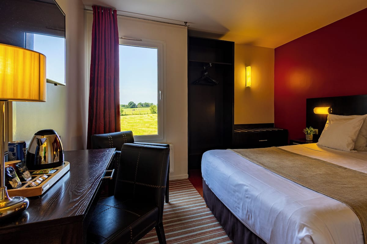 Premium bedding, pillowtop beds, desk, blackout drapes