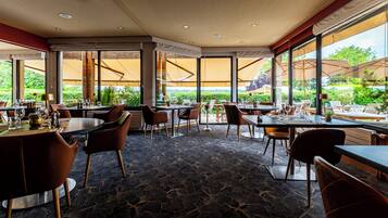 Petit déjeuner, déjeuner et dßner servis sur place, vue sur la piscine