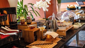 Un bufé de desayuno con diversos alimentos y salsas.