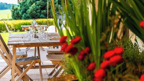 Terrace/patio - Logis Hostellerie d’Aussois (Semur-en-Auxois)