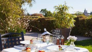 Petit déjeuner, déjeuner et dßner servis sur place, vue sur la piscine