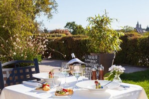 Aperto a colazione e pranzo, cucina francese, con vista sulla piscina
