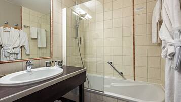 Une salle de bain avec une baignoire, un lavabo et un miroir.