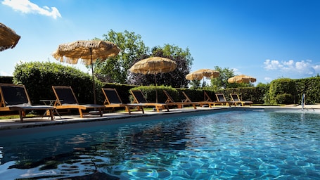 Seasonal outdoor pool, pool umbrellas, sun loungers. Logis Hostellerie d’Aussois