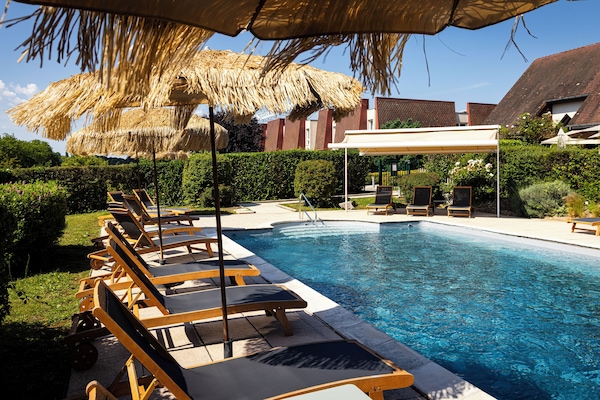 Kolam renang terbuka bermusim, payung kolam, kerusi lepak pantai