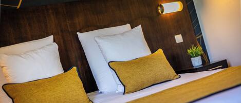 Dobbeltrom – superior | Sengetøy av topp kvalitet, senger med overmadrass og skrivebord