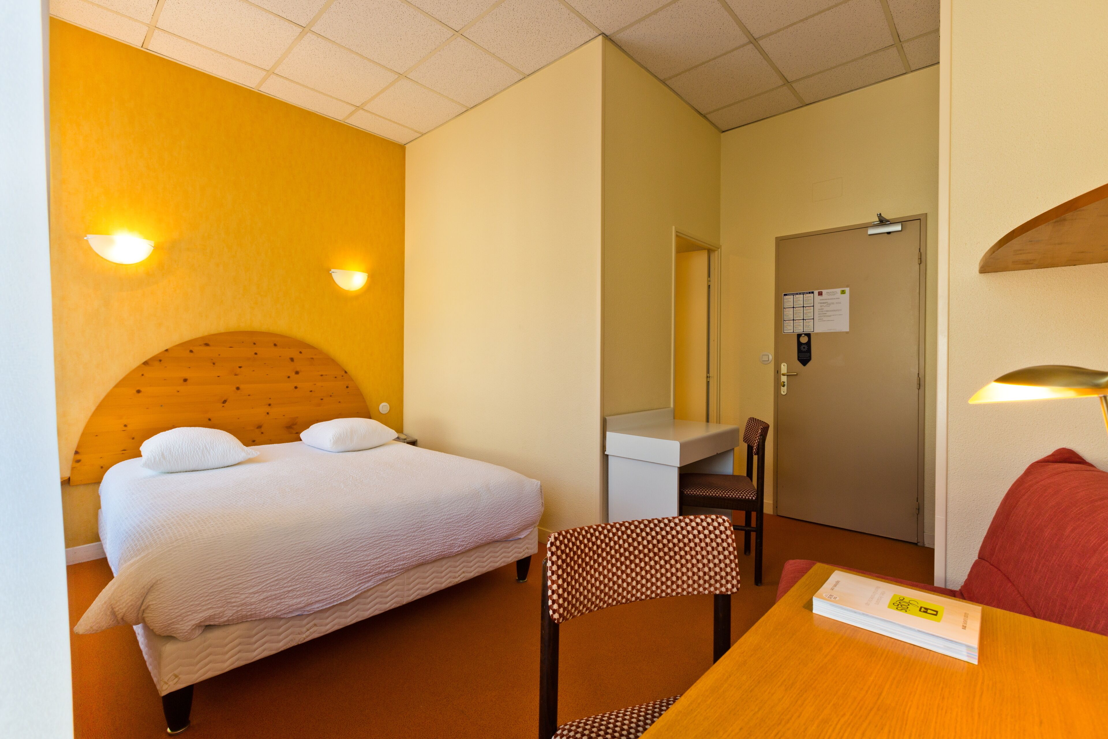 single room | desk, free cots/infant beds, rollaway beds, free wifi