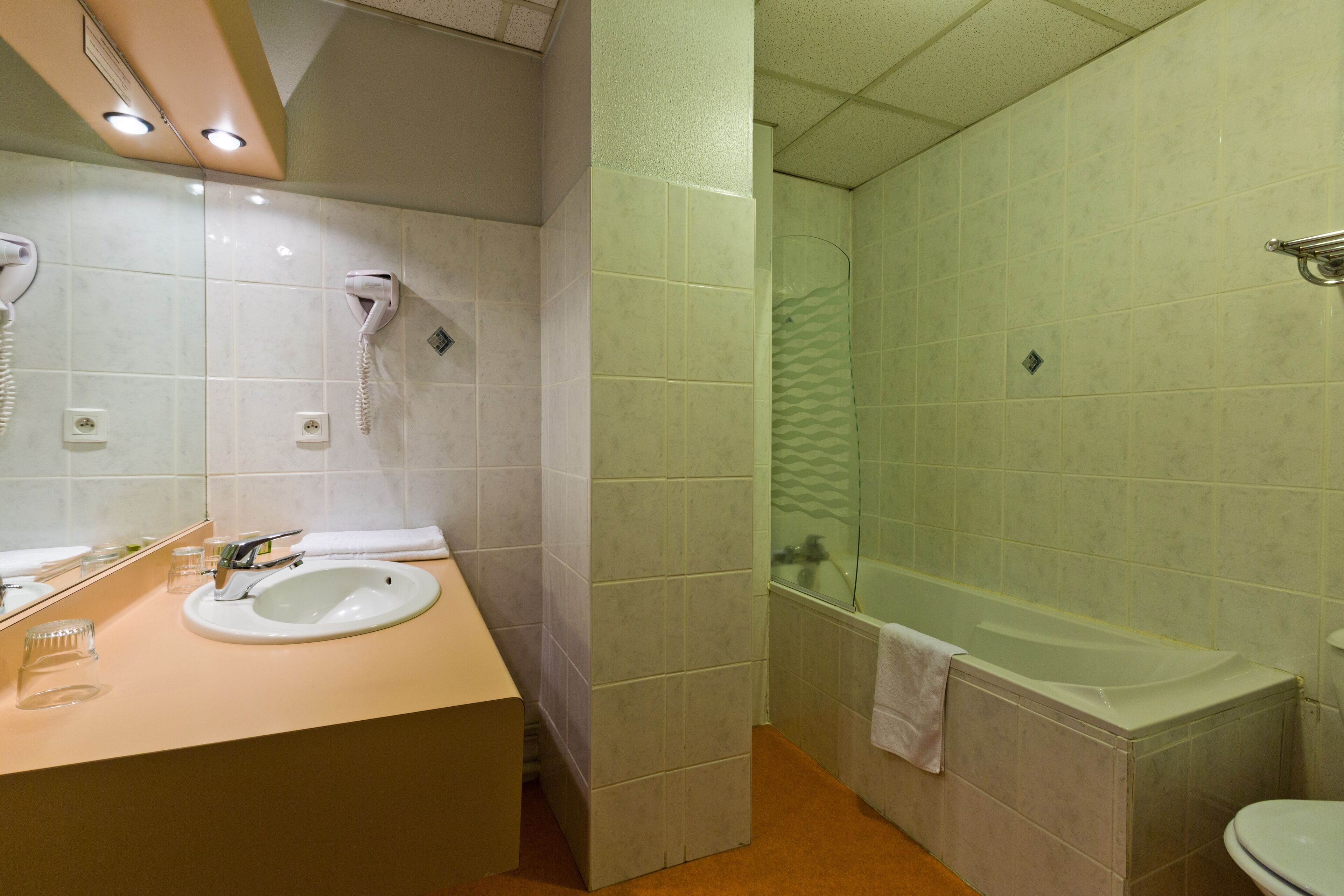 double room | bathroom | towels