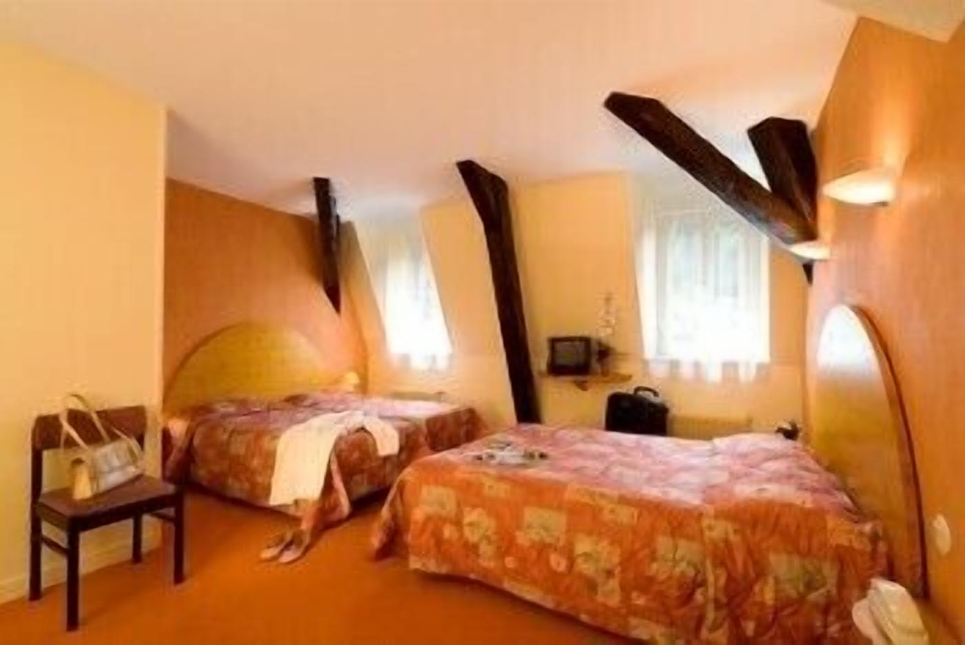 desk, free cots/infant beds, rollaway beds, free wifi