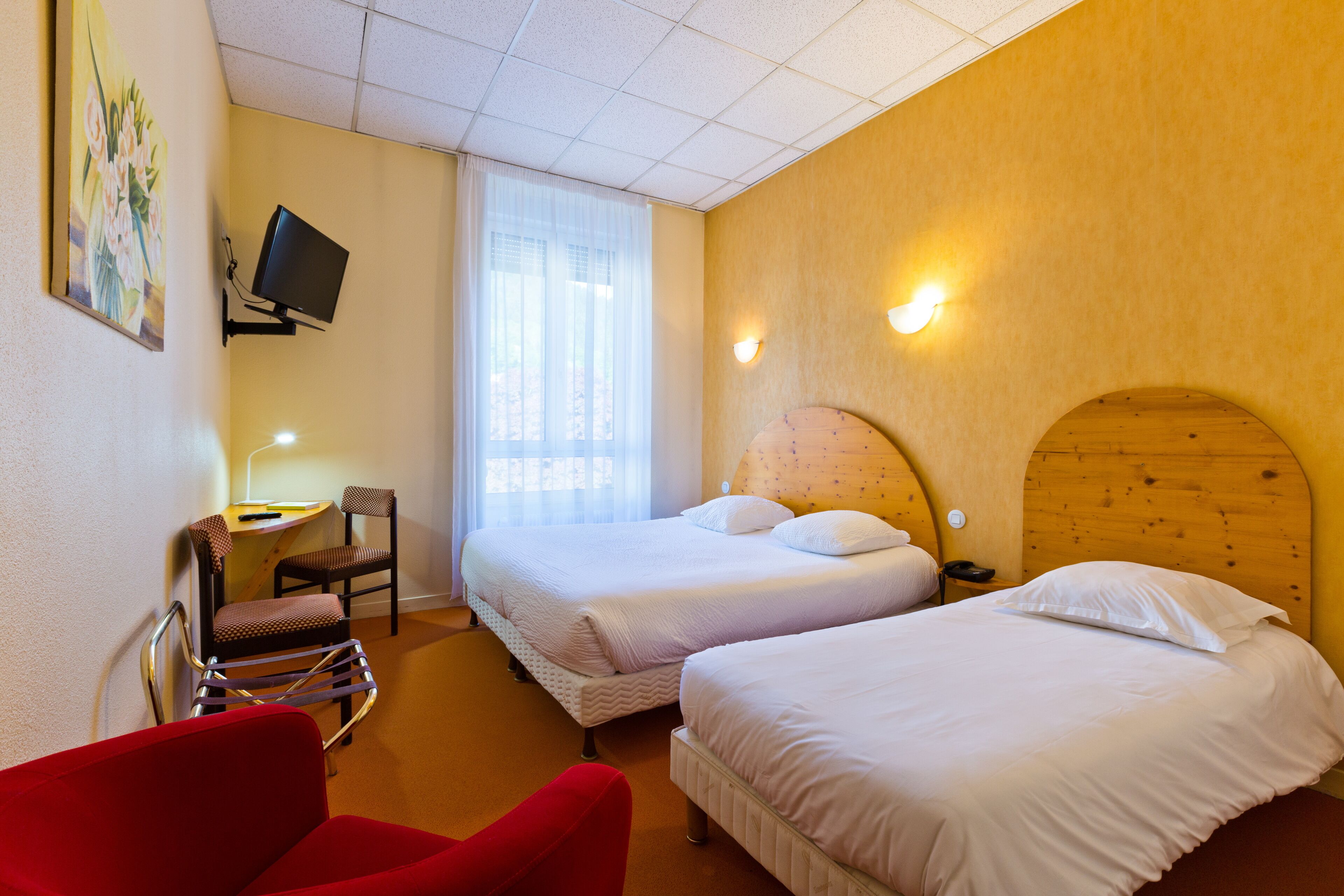 desk, free cots/infant beds, rollaway beds, free wifi