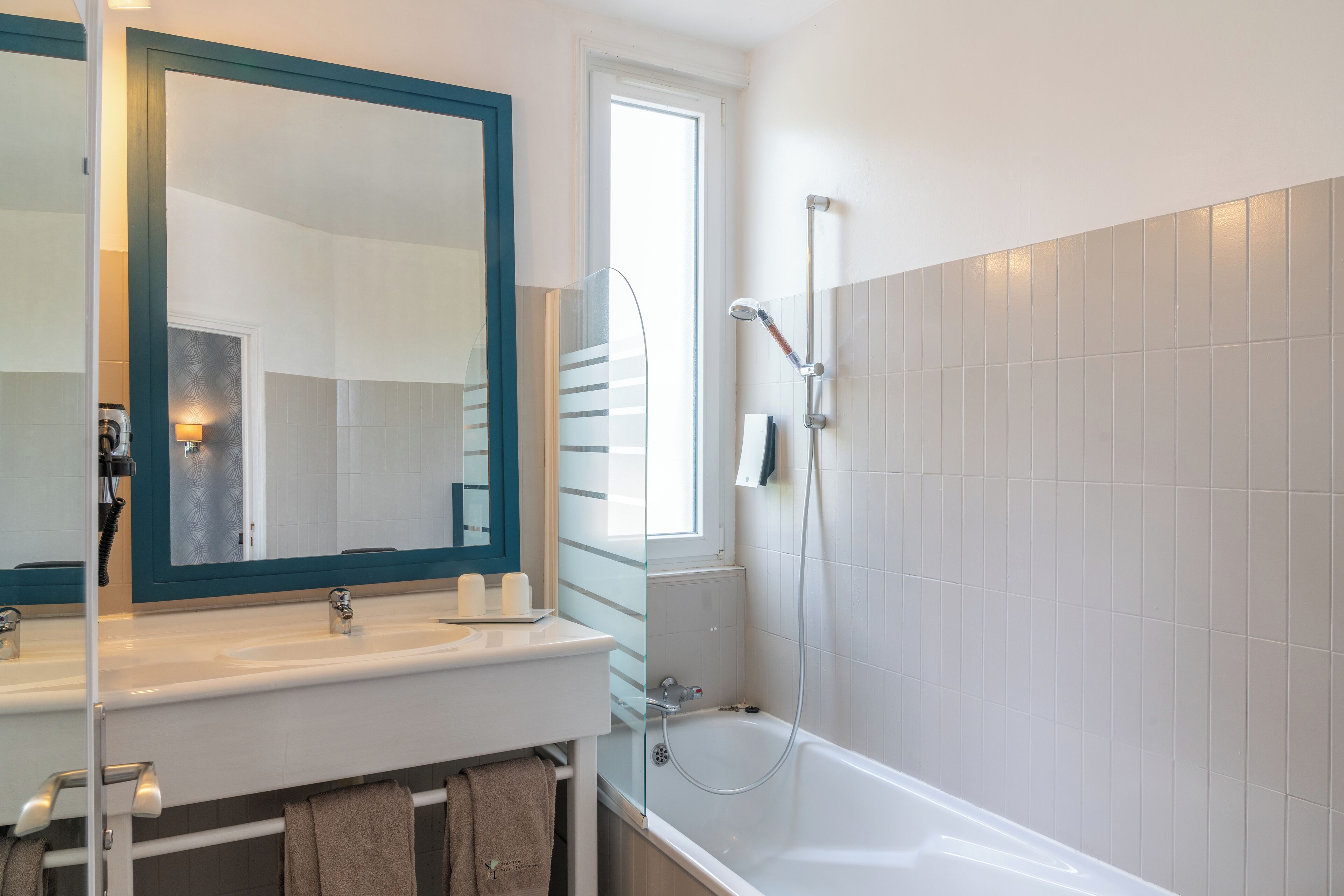 junior suite | bathroom | free toiletries, hair dryer, towels