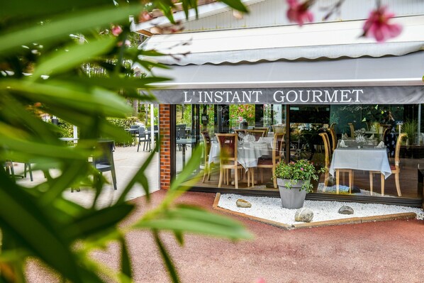Déjeuner et dîner servis sur place