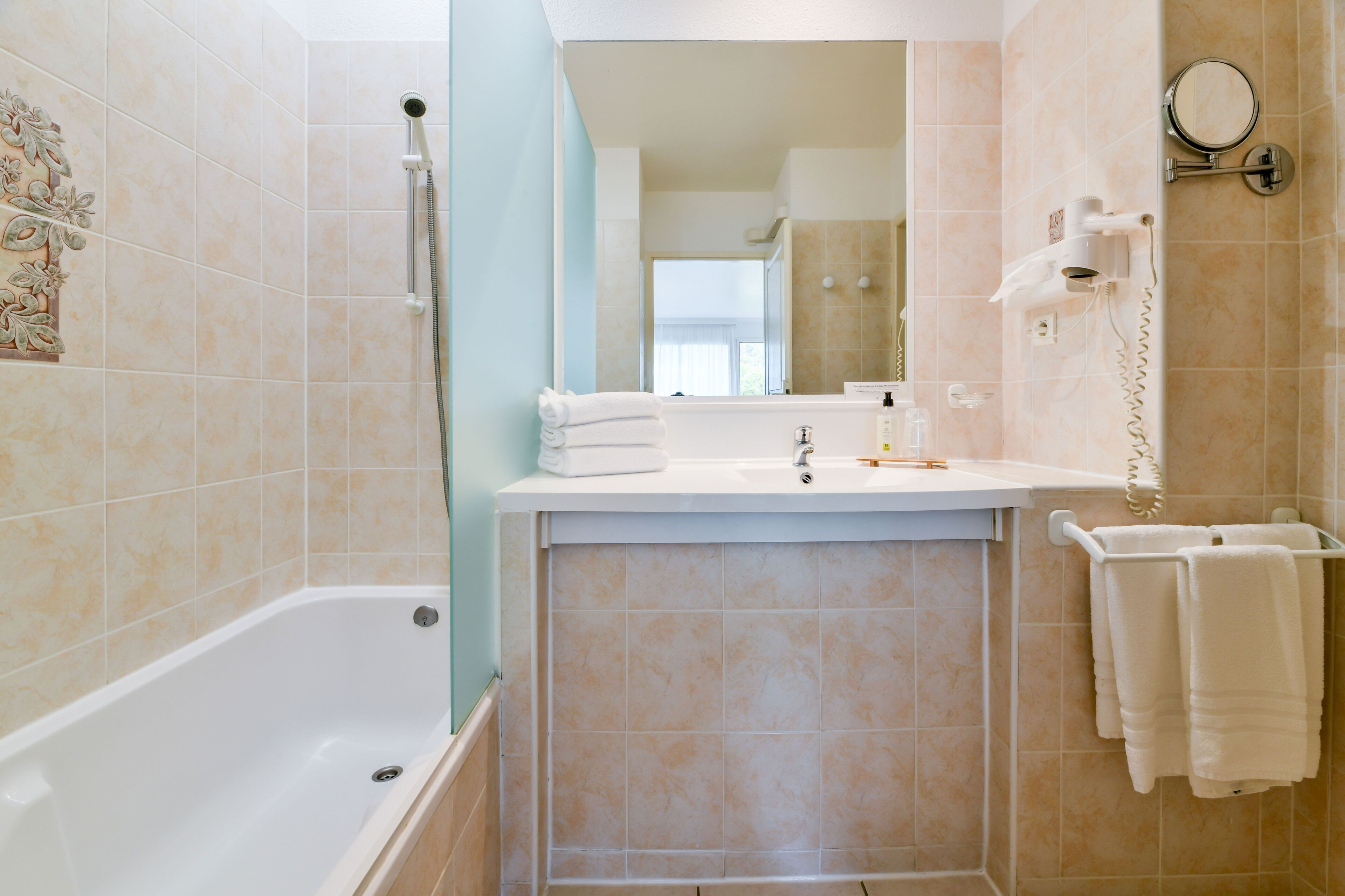 combined shower/bathtub, hair dryer, towels