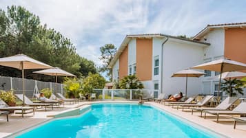 Piscina stagionale all'aperto, ombrelloni da piscina, lettini