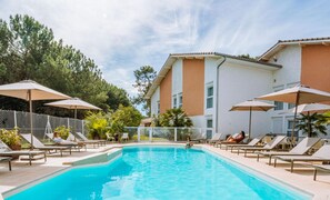 Piscina stagionale all'aperto, ombrelloni da piscina, lettini