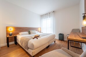 セーフティボックス (室内)、デスク、ノートパソコン用作業スペース、WiFi (無料)