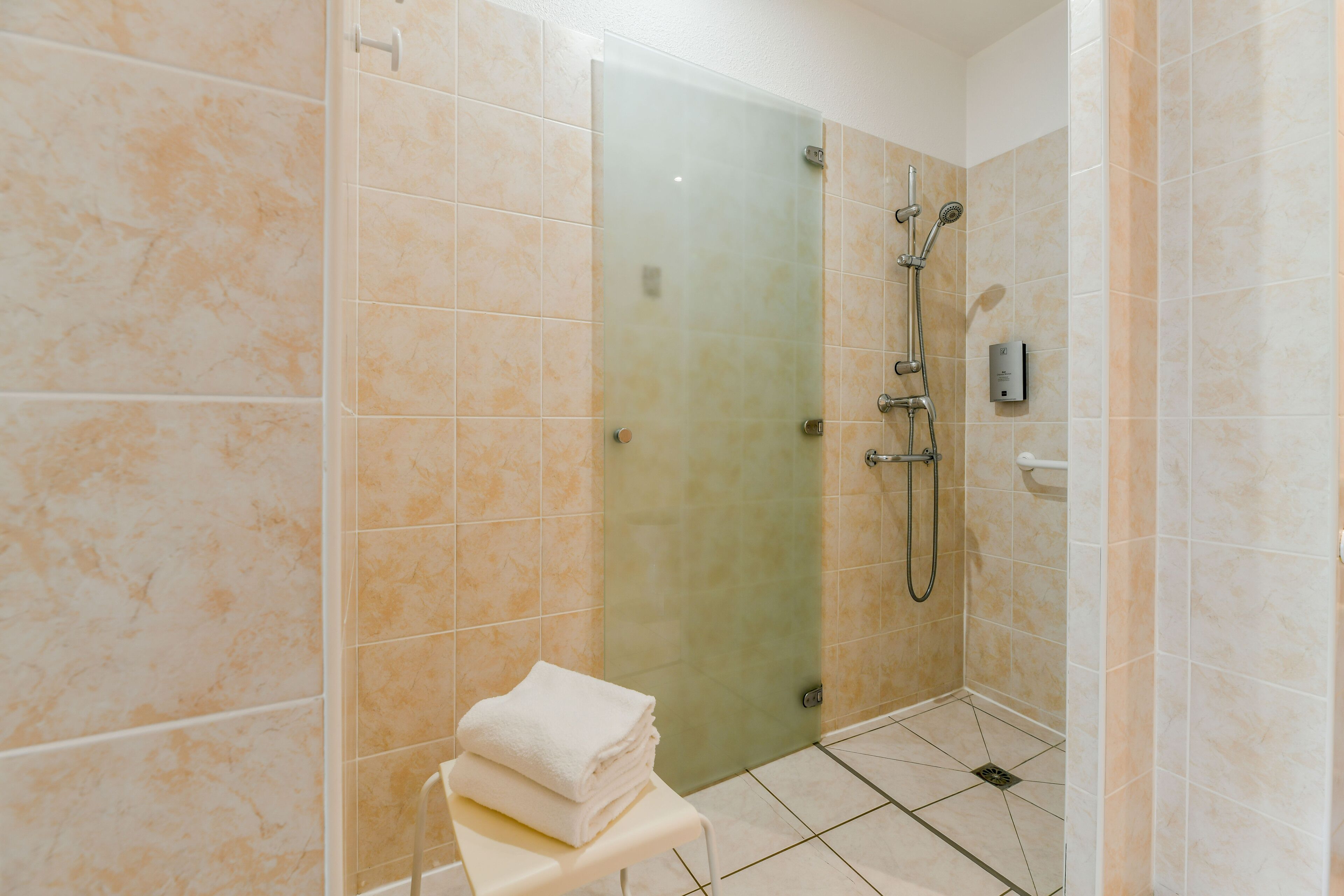 combined shower/bathtub, hair dryer, towels
