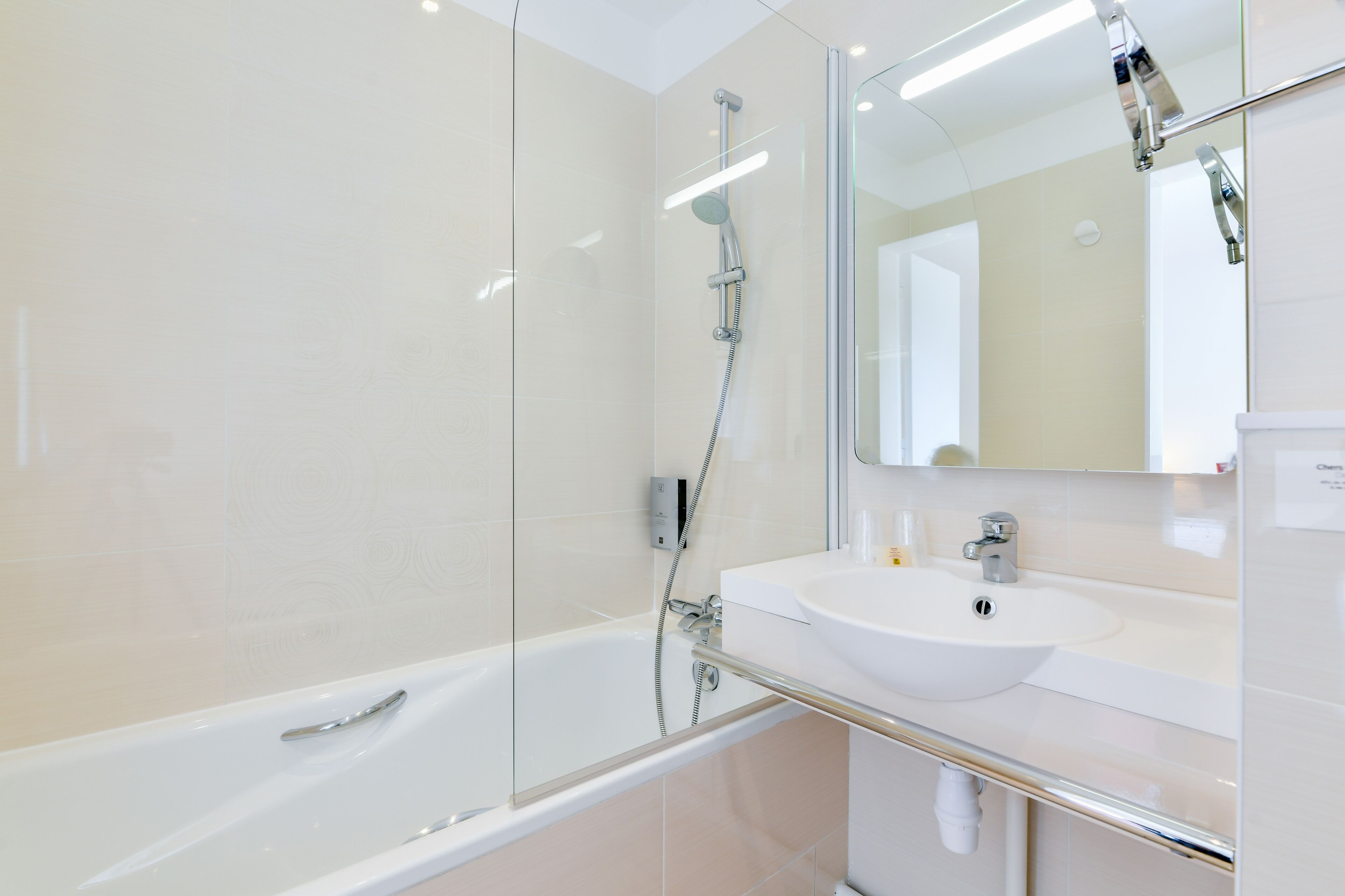 combined shower/bathtub, hair dryer, towels