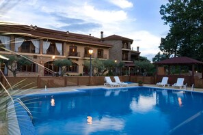 Outdoor pool, sun loungers - Hotel Ruta Imperial (Jarandilla de la Vera)