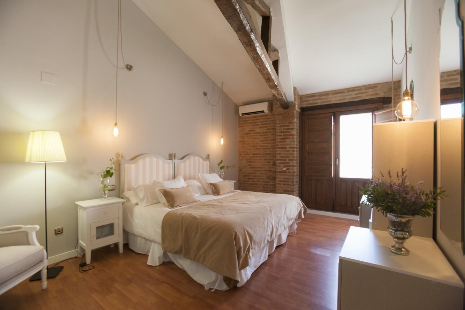 ميني بار ومكتب وتجهيزات عازلة للصوت ومكواة/لوح كي