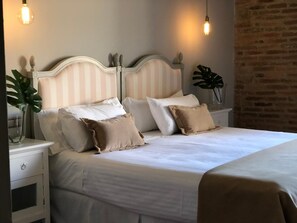 Minibar, desk, soundproofing, iron/ironing board - Hotel Ruta Imperial (Jarandilla de la Vera)