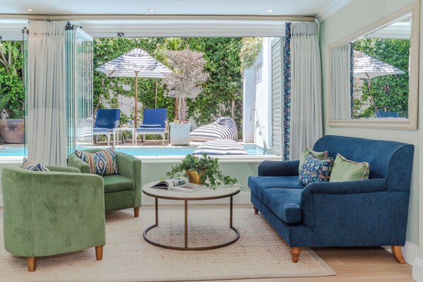 Suite, 1 cama King size, junto a la alberca | 1 habitación, ropa de cama de alta calidad y edredón 