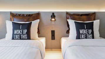 أغطية فراش متميزة وأسرّة سليكت كومفورت وخزنة داخل الغرفة