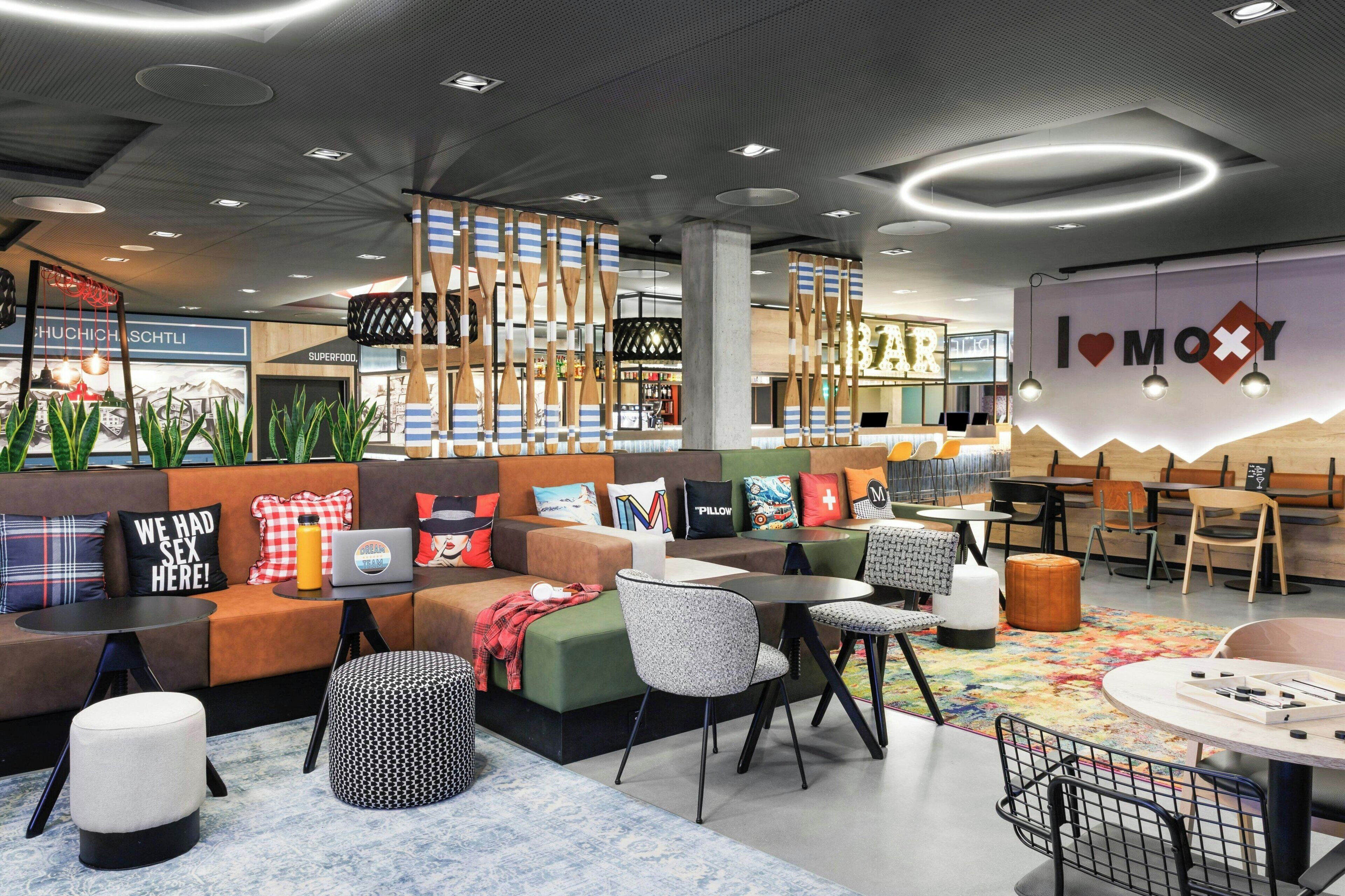 Télévision à écran plat de 50 pouces avec chaînes par satellite