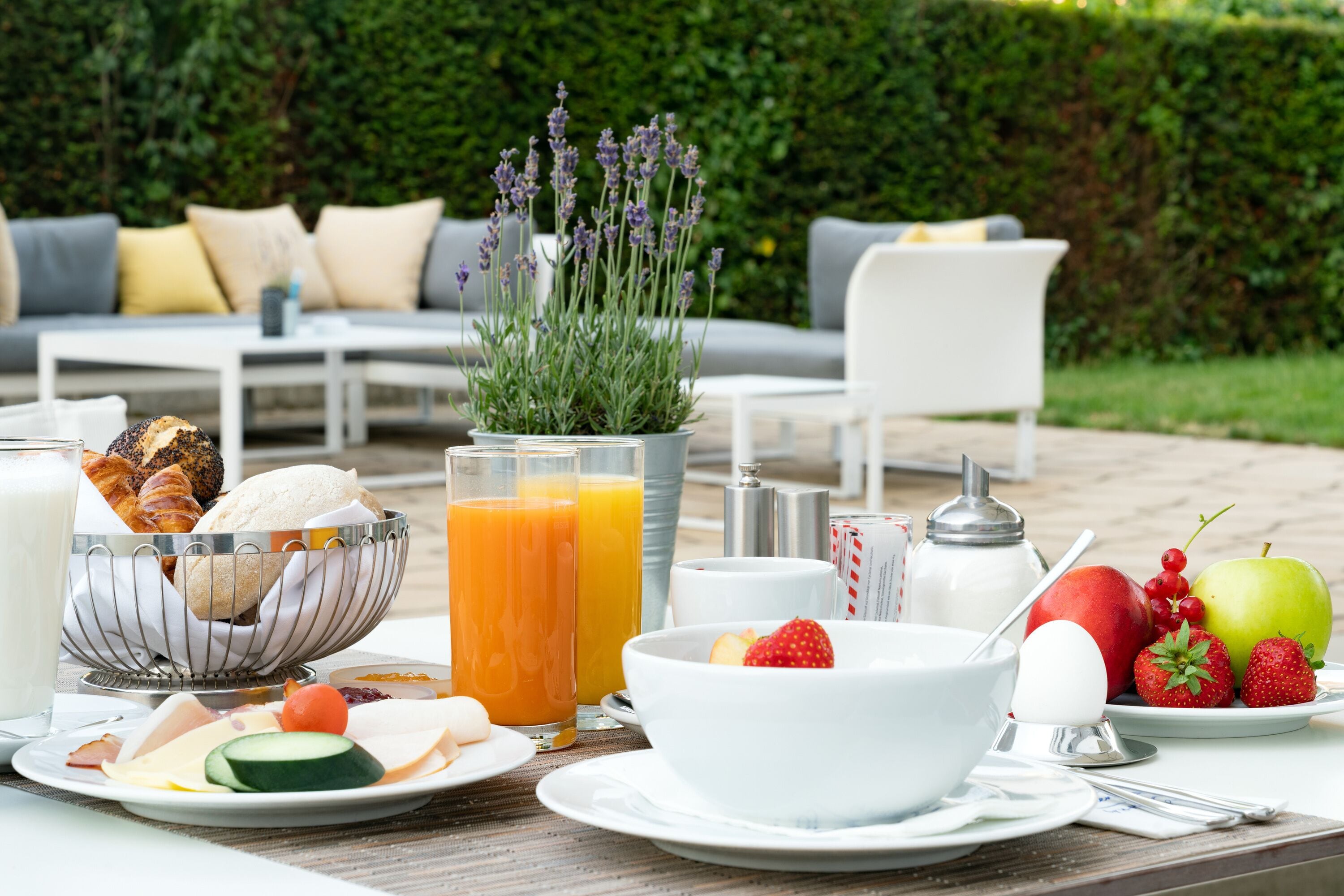 2 restaurants, breakfast, lunch served; local and international cuisine