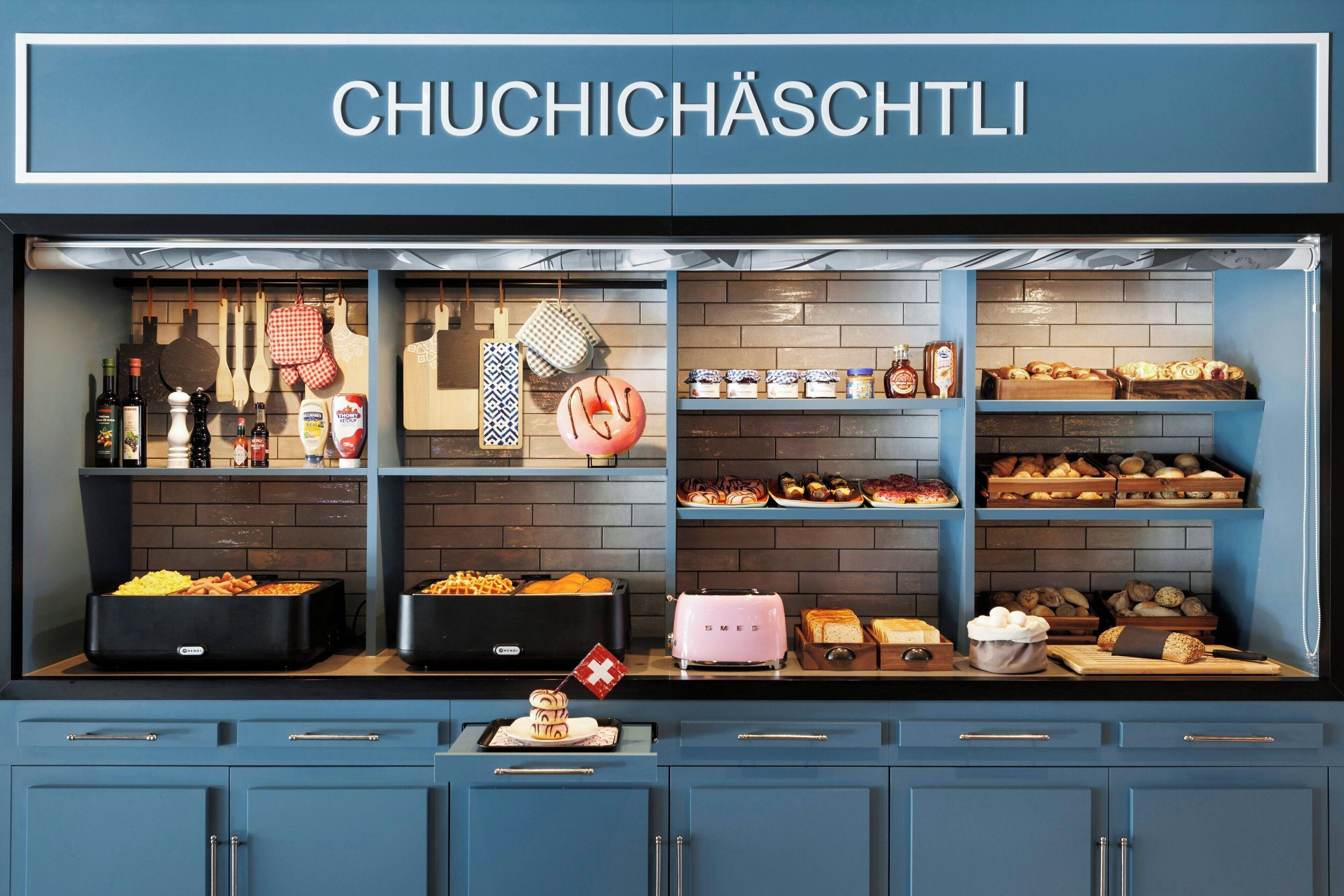 Uma área de buffet com diversos alimentos e utensílios de cozinha.