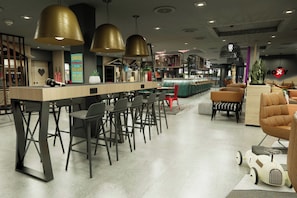 2 restaurantes, café da manhã, local e internacional