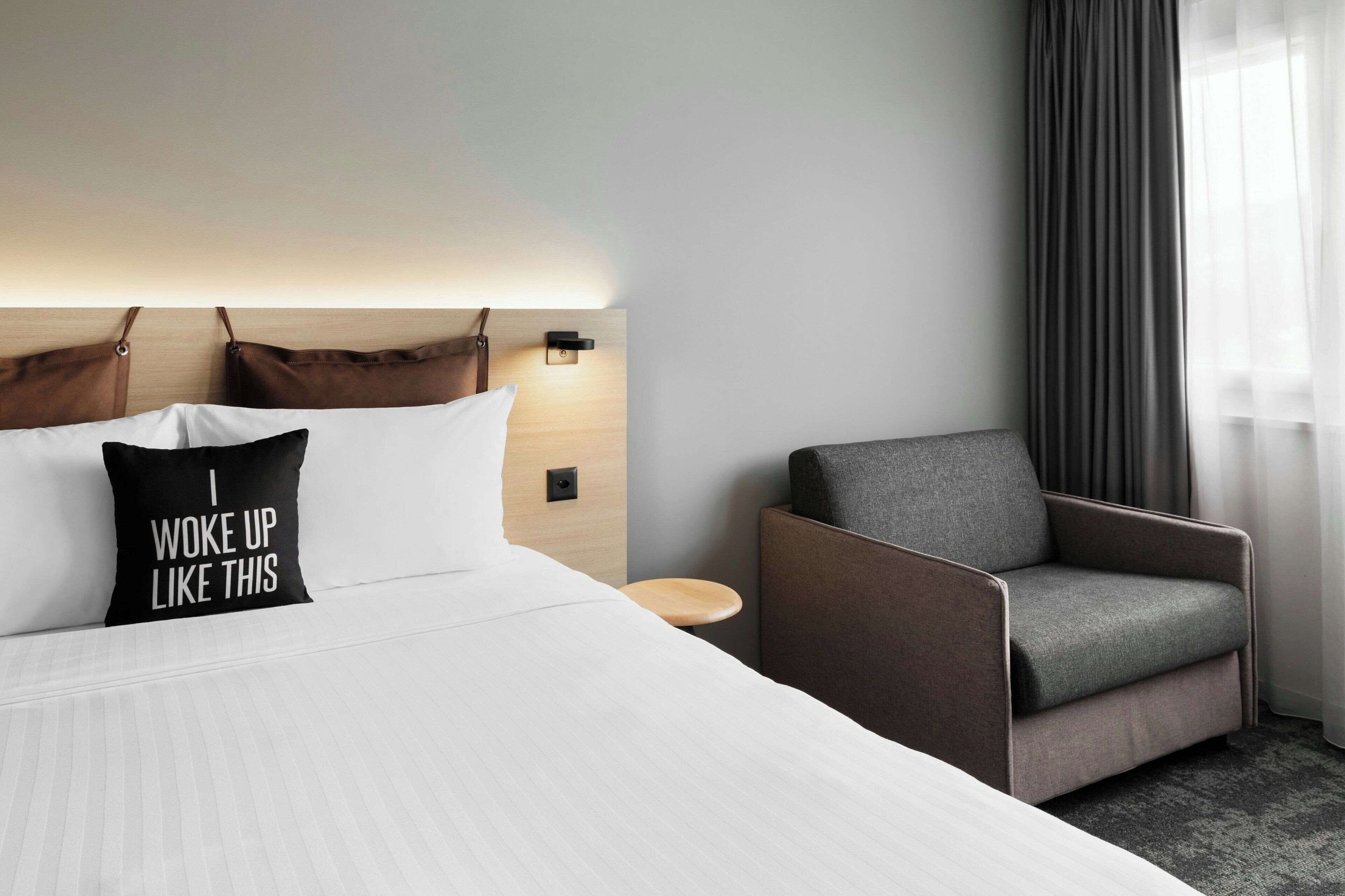 Rom – deluxe, 1 queensize-seng med sovesofa | Sengetøy av topp kvalitet og senger med Select Comfort-madrass