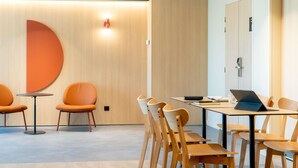 A modern conference room with a long table, wooden chairs, and a laptop on the table. - ibis Loriol Le Pouzin (Le Pouzin)
