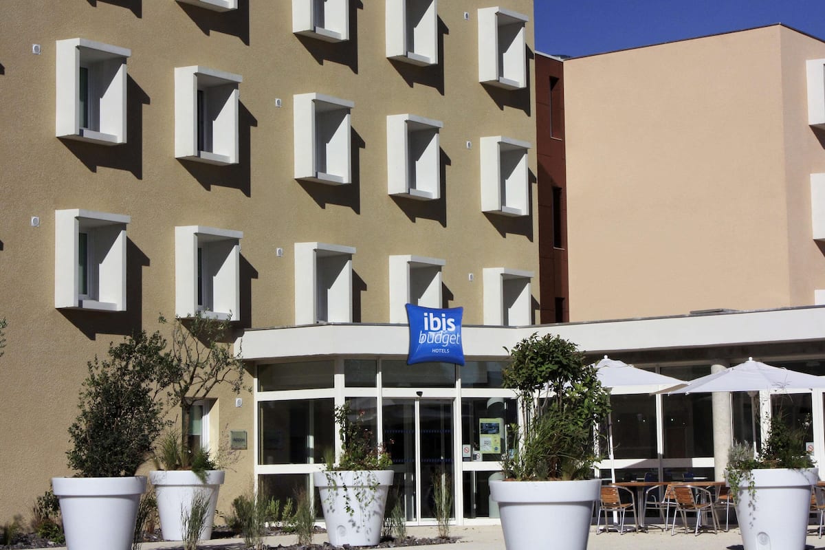 Escritorio, sistema de insonorización y tabla de planchar con plancha