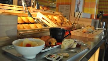 Déjeuner et dîner servis sur place, spécialités Cuisine française