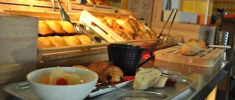 Se sirven almuerzos y cenas, cocina francesa