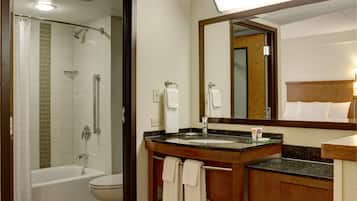 Une salle de bain moderne avec une baignoire, des toilettes et un lavabo.