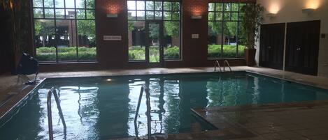 Piscina interna, funciona das 6h às 22h, espreguiçadeiras