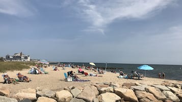 Beach nearby, beach towels, 2 beach bars