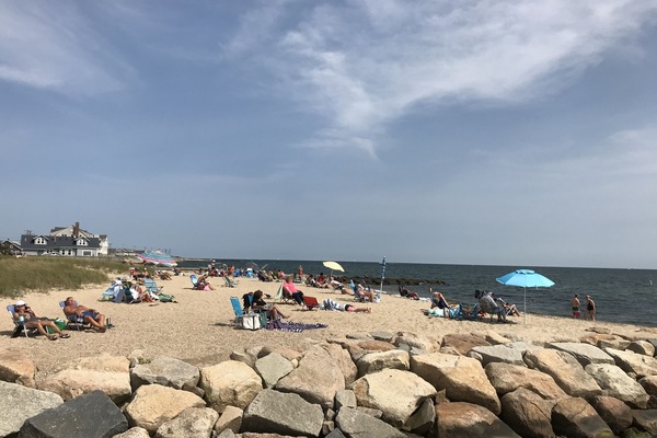 Beach nearby, beach towels, 2 beach bars