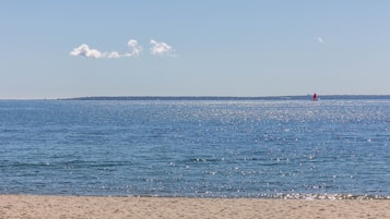 Beach nearby, beach towels, 2 beach bars
