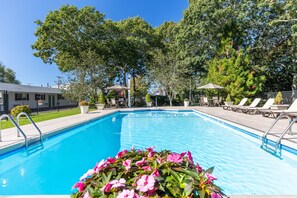 Piscine extérieure (ouverte en saison), parasols de plage