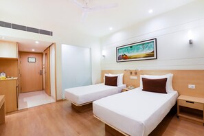 Habitación doble superior | Ropa de cama de alta calidad y minibar 