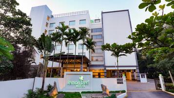 Vista frontal de la propiedad