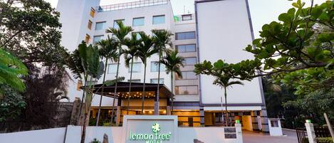 Vista frontal de la propiedad