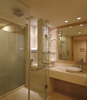 Free toiletries, hair dryer, bathrobes, towels - Lemon Tree Hotel, Whitefield, Bangalore (Bengaluru)